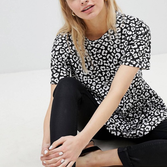 ASOS DESIGN Smock Top With Ruffle Hem In Mono Animal Print
- Mono / US 6 - Picture 2 of 7